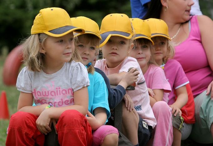 Nejen školákům, ale i dětem v mateřských školkách začal v pondělí školní rok. Tento vláček "jezdí" po zahradě školky na ulici Brechtova v Brně na Lesné.