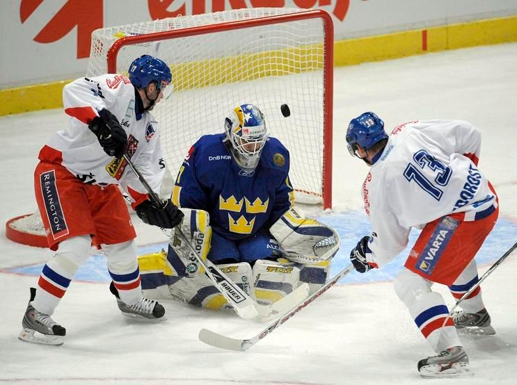 Čeští hokejisté Jaroslav Hlinka (vlevo) a Václav Nedorost se snaží dát gól Švédsku na MS 2008.