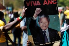 Nelson Mandela byl propuštěn z nemocnice