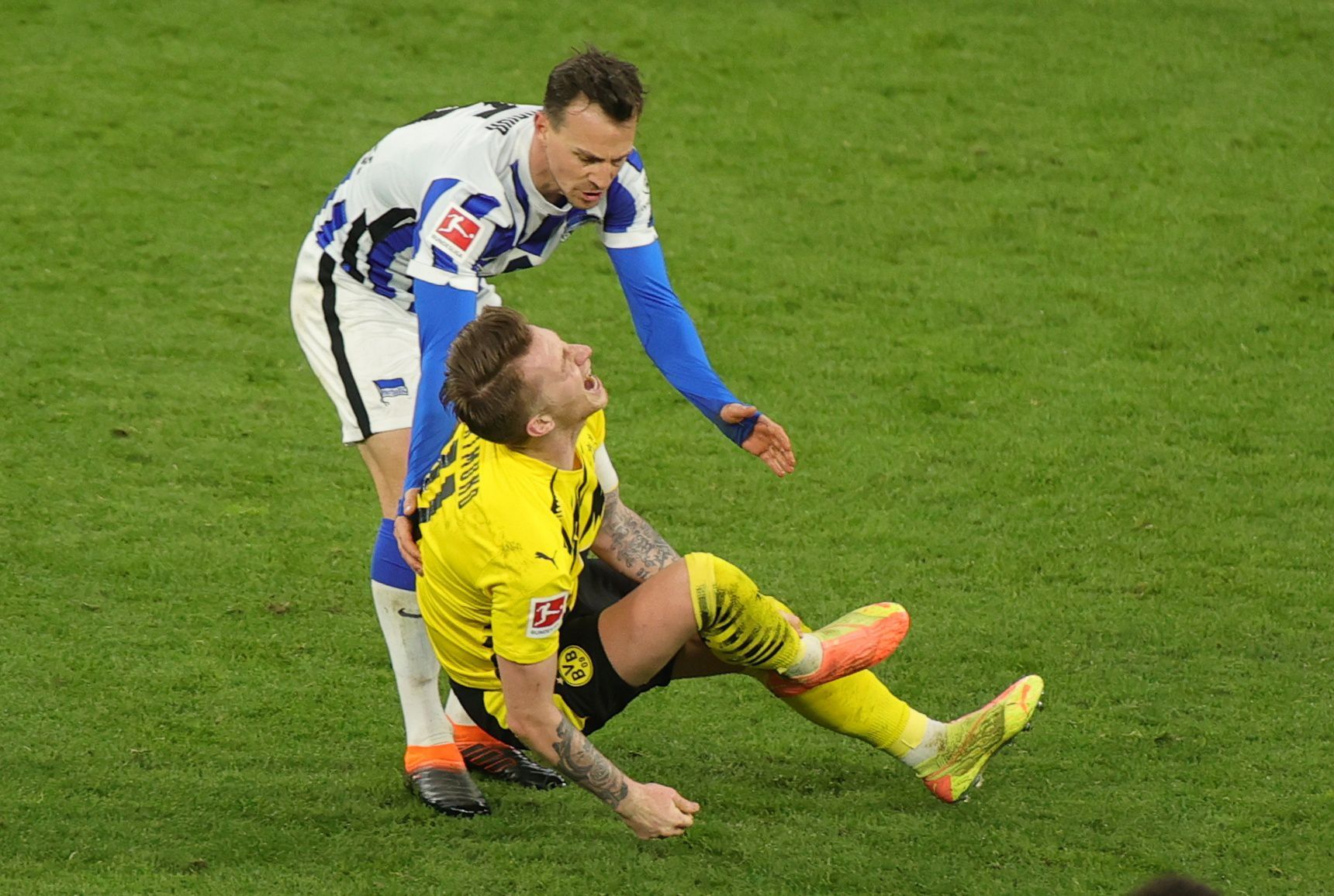 25. kolo německé fotbalové ligy 2020/21, Dortmund - Hertha: "Červený faul" Vladimíra Daridy na Marca Reuse