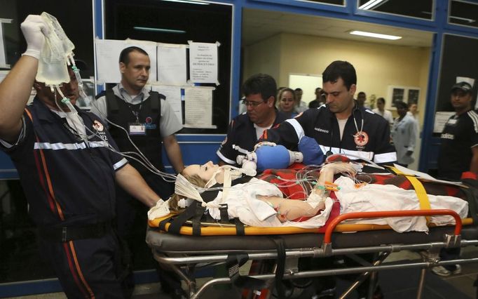 A woman, who was wounded during a fire at Boate Kiss nightclub, is transferred from a hospital in Santa Maria to receive treatment at Porto Alegre hospital in the southern city of Santa Maria, 187 miles (301 km) west of the state capital Porto Alegre early January 28, 2013. The nightclub fire killed at least 232 people in Santa Maria early on Sunday when a band's pyrotechnics show set the building ablaze and fleeing partygoers stampeded toward blocked and overcrowded exits in the ensuing panic, officials said. REUTERS/Edison Vara (BRAZIL - Tags: DISASTER HEALTH TPX IMAGES OF THE DAY) Published: Led. 28, 2013, 4:58 dop.