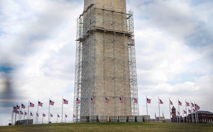 Washington Monument obklopen lešením pro opravy poškození zemětřesením z roku 2011, Washington D.C., 21. března 2013.