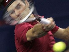 Roger Federer v souboji s Nikolajem Davyděnkem na Turnaji mistrů v Šanghaji.