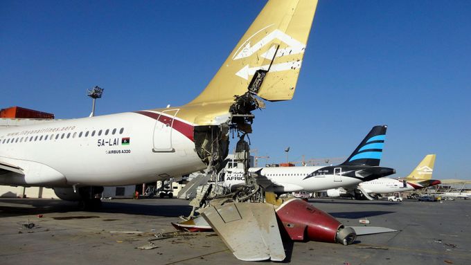 Poškozené letadlo na libyjském letišti.