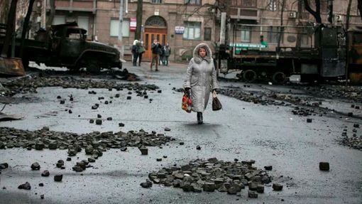 V Kyjevě se začínají procházet lidé.