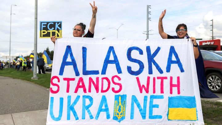 Vlajky, transparenty, emoce: Anchorage ukazuje sílu solidarity; Zdroj foto: Reuters
