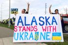 Vlajky, transparenty, emoce: Anchorage ukazuje sílu solidarity