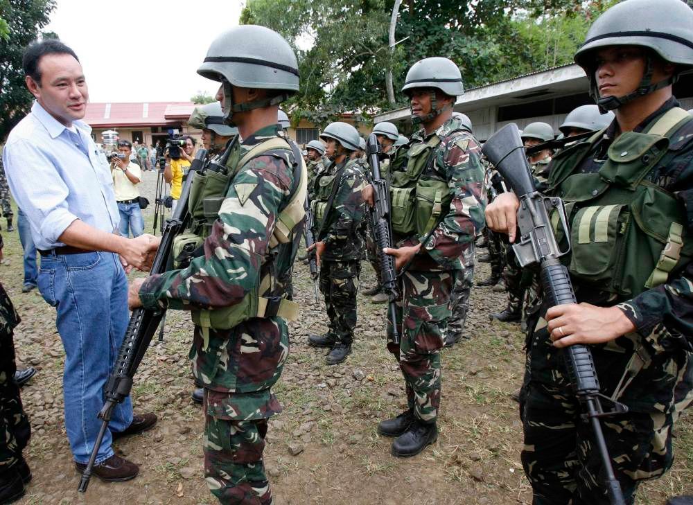 Filipíny - Ministr obrany a vojáci na ostrově Jolo
