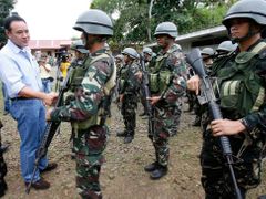 Filipínský ministr obrany Gilberto Teodoro při návštěvě vojenské základny na ostrově Jolo