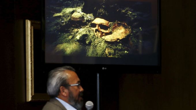 Raul Barrera z mexického Národního institutu antropologie a historie prezentuje nálezy z Velkého chrámu (Templo Mayor).