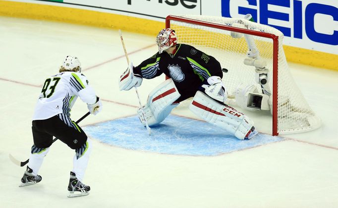 Jan 25, 2015; Columbus, OH, USA; Team Toews forward Jakub Voracek (93) of the Philadelphia Flyers scores a goal past Team Foligno goaltender Carey Price (31) of the Montr