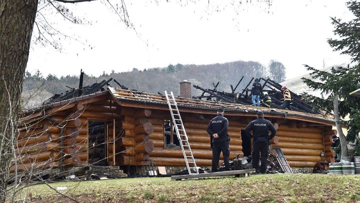 Policie odložila vyšetřování požáru Mynářovy hospody. Nezjistila, kdo ji zapálil; Zdroj foto: ČTK