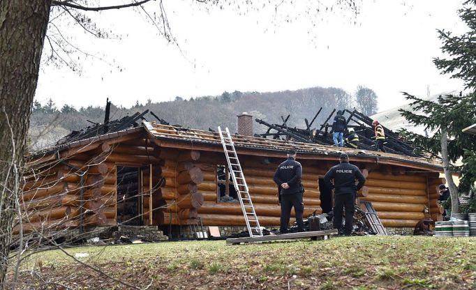 V Osvětimanech na Uherskohradišťsku shořela v noci na 29. března 2022 hospoda Na Srubu vlastněná firmou hradního kancléře Vratislava Mynáře.