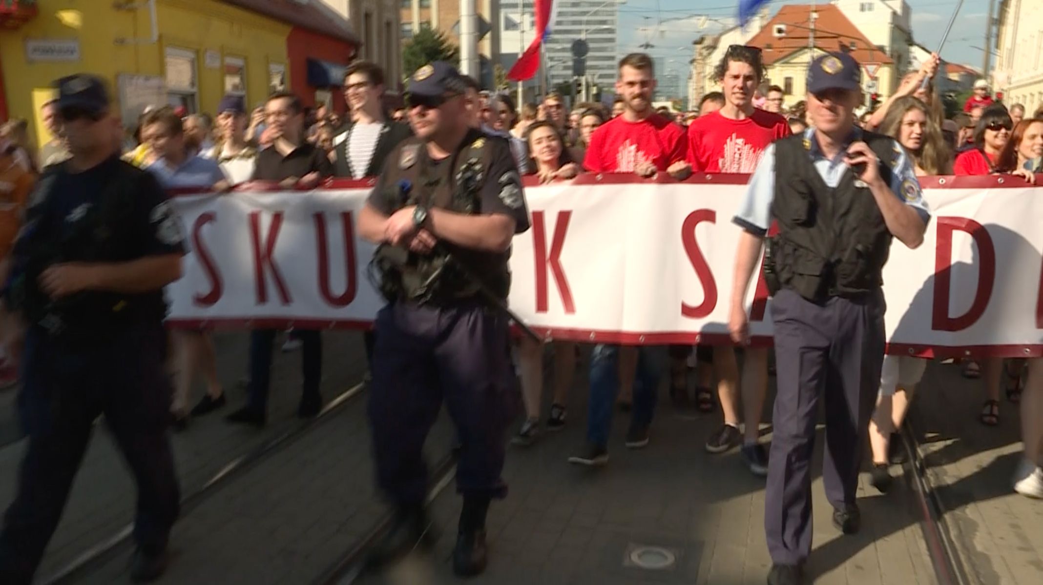 Protesty v Bratislavě proti Ficovi - pořádá je 18 letý student