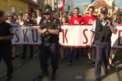 Tisíce lidí vyšly na Slovensku do ulic demonstrovat proti korupci. Dost bylo Fica, skandoval dav