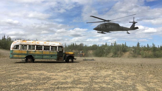 Úřady autobus odstranily za pomocí aljašské národní gardy.