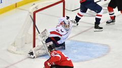 NHL 2020/21, New Jersey - Washington: Nikita Gusev střílí na Vítka Vaněčka
