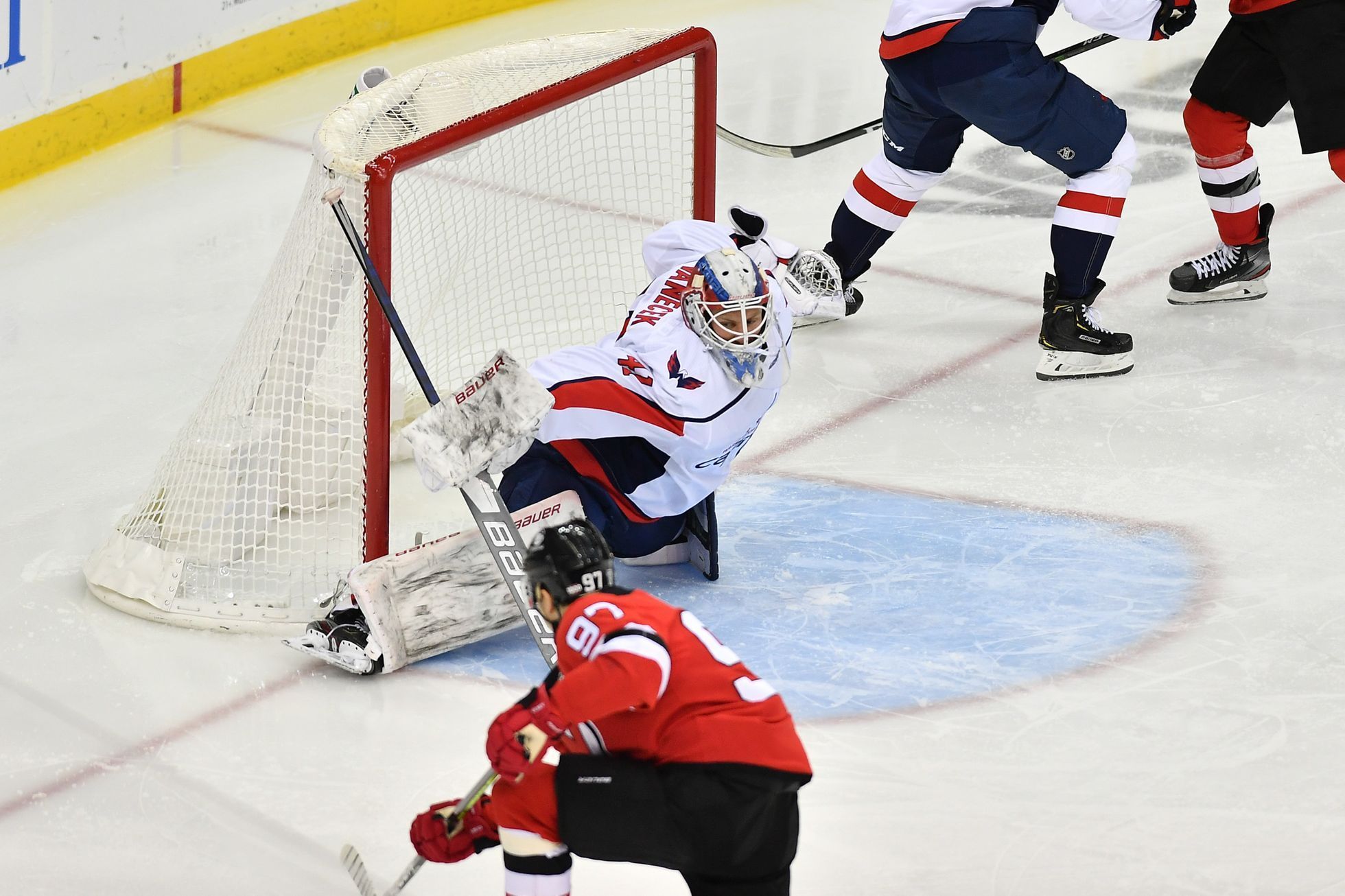 NHL 2020/21, New Jersey - Washington: Nikita Gusev střílí na Vítka Vaněčka