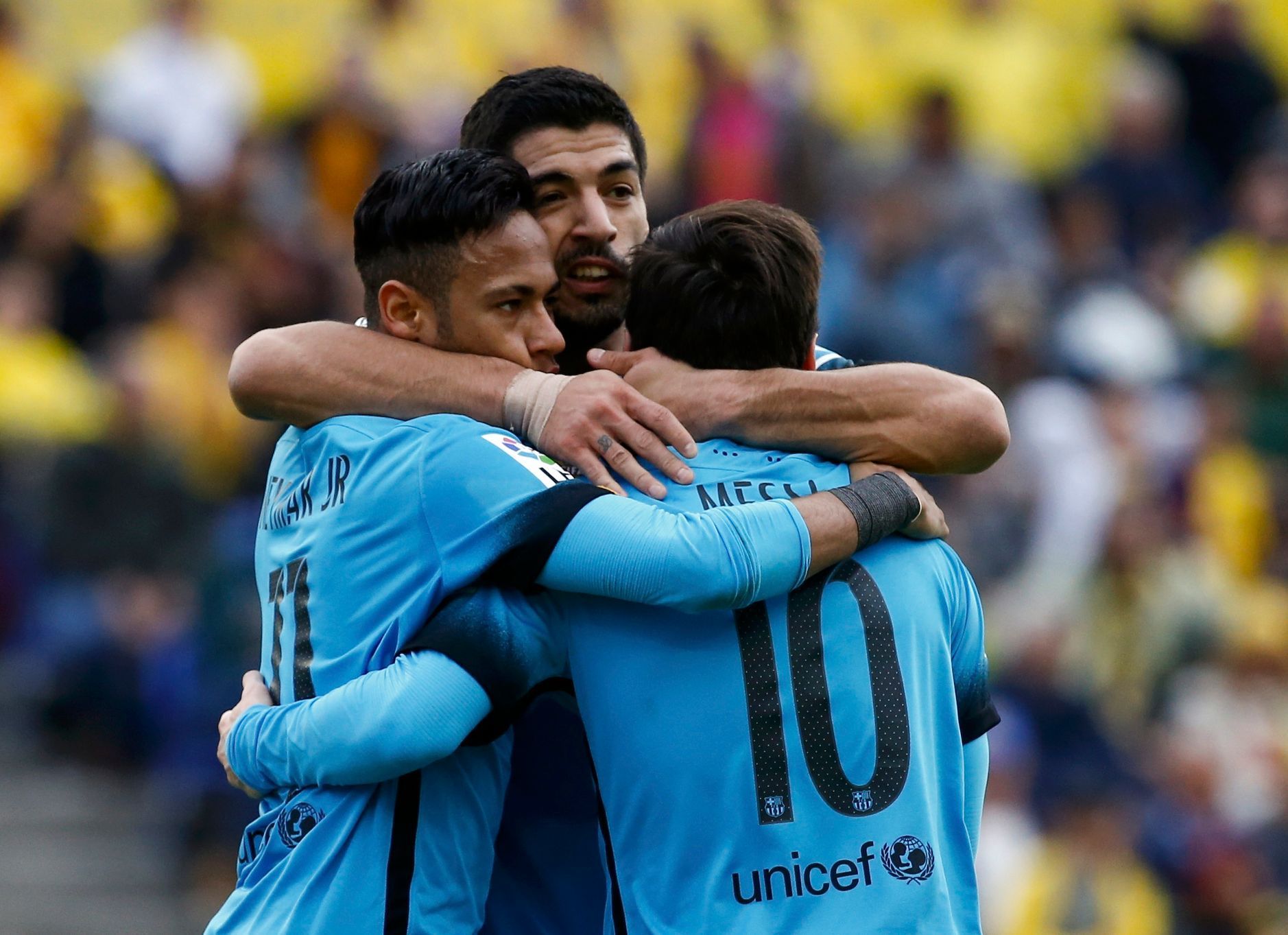 Neymar, Luis Suárez a Lionel Messi z Barcelony slaví gól v síti Las Palmas.