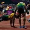 Jamajský sprinter Usain Bolt slaví vítězství ve sprintu na 200 metrů na OH 2012 v Londýně.