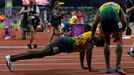 Jamajský sprinter Usain Bolt slaví vítězství ve sprintu na 200 metrů na OH 2012 v Londýně.