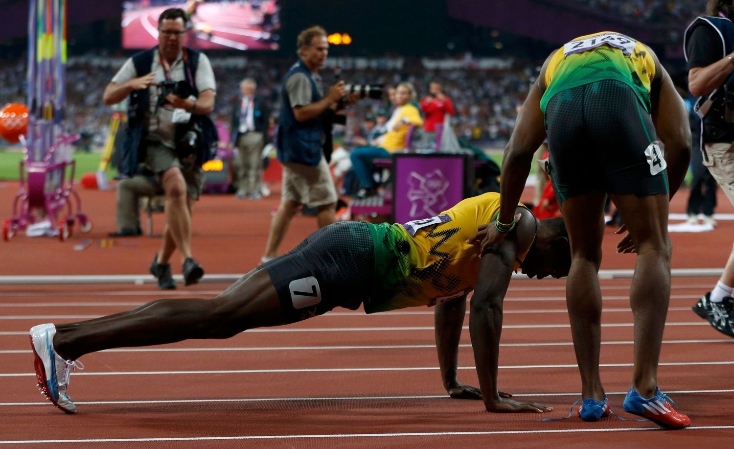 Jamajský sprinter Usain Bolt slaví vítězství ve sprintu na 200 metrů na OH 2012 v Londýně.