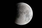 Začátek zatmění Měsíce ze skotského Edinburku. Na levé části už je patrný stín Země.
