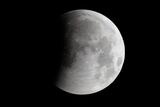 Začátek zatmění Měsíce ze skotského Edinburku. Na levé části už je patrný stín Země.