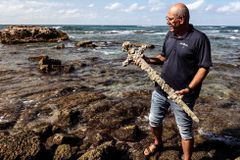 Izraelský potápěč našel 900 let starý meč. Patřil křižáckému rytíři