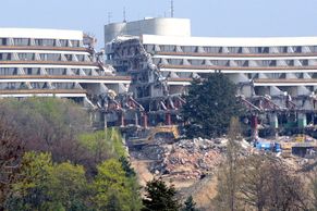 FOTO Tak probíhala demolice Hotelu Praha. Týden po týdnu