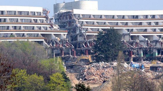 FOTO Tak probíhala demolice Hotelu Praha. Týden po týdnu