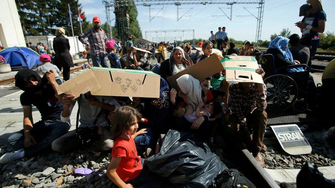 Uprchlíci čekají na vlakové stanici v chorvatském Tovarniku. Ilustrační foto.
