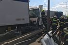 Nehoda tří kamionů zastavila dopravu na Pražském okruhu, u Černého Mostu se vysypaly basy s pivem
