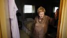 June Manning, 84, walks out of her bedroom in her trailer home in which she has lived for 18 years, in Village Trailer Park in Santa Monica, California July 12, 2012. Developer Marc Luzzatto wants to relocate residents from the trailer park to make way for nearly 500 residences, office space, stores, cafes and yoga studios, close to where a light rail line is being built to connect downtown Los Angeles to the ocean. Village Trailer Park was built in 1951, and 90 percent of its residents are elderly, disabled or both, according to the Legal Aid Society. Many have lived there for decades in old trailers which they bought. The property is valued at as much as $30 million, according the LA Times. Picture taken July 12, 2012. REUTERS/Lucy Nicholson (UNITED STATES - Tags: POLITICS REAL ESTATE BUSINESS SOCIETY) Published: Čec. 14, 2012, 6:36 dop.