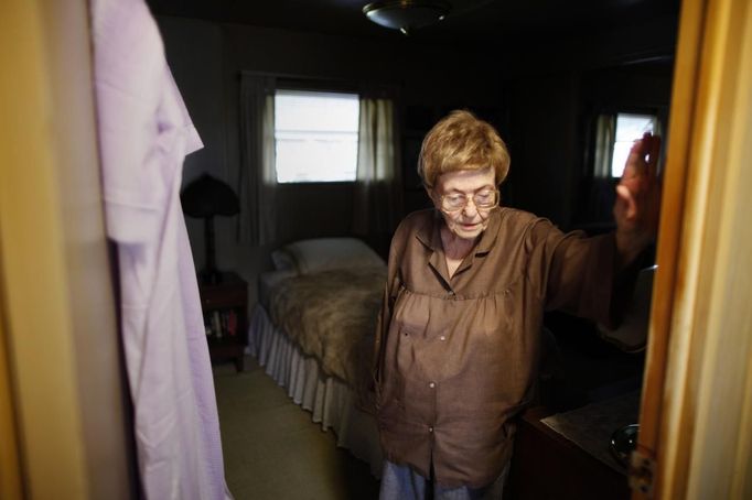 June Manning, 84, walks out of her bedroom in her trailer home in which she has lived for 18 years, in Village Trailer Park in Santa Monica, California July 12, 2012. Developer Marc Luzzatto wants to relocate residents from the trailer park to make way for nearly 500 residences, office space, stores, cafes and yoga studios, close to where a light rail line is being built to connect downtown Los Angeles to the ocean. Village Trailer Park was built in 1951, and 90 percent of its residents are elderly, disabled or both, according to the Legal Aid Society. Many have lived there for decades in old trailers which they bought. The property is valued at as much as $30 million, according the LA Times. Picture taken July 12, 2012. REUTERS/Lucy Nicholson (UNITED STATES - Tags: POLITICS REAL ESTATE BUSINESS SOCIETY) Published: Čec. 14, 2012, 6:36 dop.