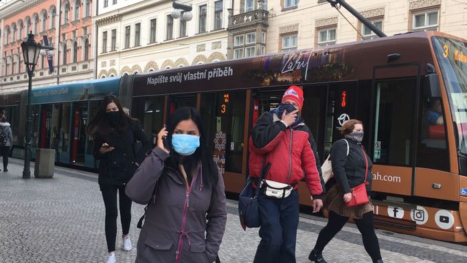 Lidé v pražské MHD dodržují nařízení a zakrývají si ústa i nos
