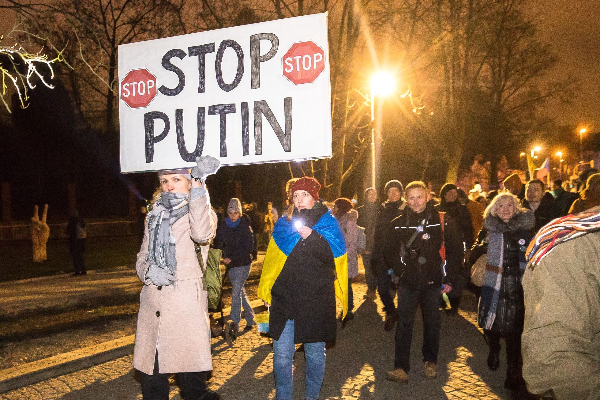 Rok od vpádu Ruska na Ukrajinu, ake v Praze na Letné, u ruské ambasády a ukrajinské ambasády