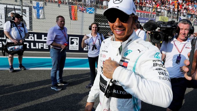 Lewis Hamilton před startem Velké ceny Abú Zabí formule 1