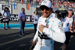 Hamilton zakončil sezonu stejně suverénně, jak získal letošní titul: výhrou start-cíl