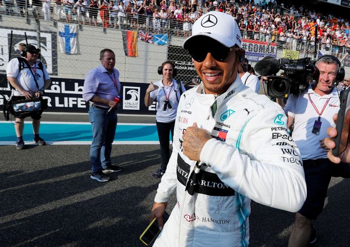 Lewis Hamilton před startem Velké ceny Abú Zabí formule 1