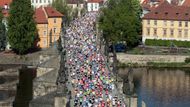 19. ročník pražského mezinárodního maratonu se vyvedl. Běžcům přálo počasí, a tak jich na start dorazily tisícovky.