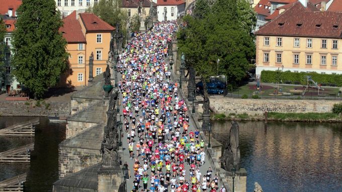 Za pět let bude v Česku běhat třikrát víc lidí než dnes, boom bude pokračovat, tvrdí Carlo Capalbo, zakladatel Prague International Marathon. Ten prý do Prahy každý rok přiláká desítky tisíc lidí.