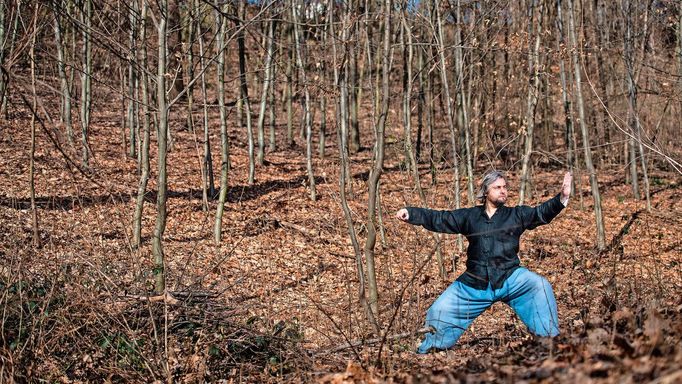 Vít Vojta při cvičení tchaj-ťi čchüan, které praktikuje a o  němž napsal i knihu.