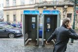 V době mobilních telefonů jsou ale  automaty na prudkém ústupu. V České republice jsou dokonce některé, z nichž někdo zavolá jen jednou dvakrát ročně.