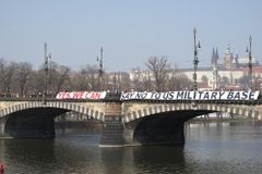 Obama má zpoždění, demonstrace ale začaly přesně
