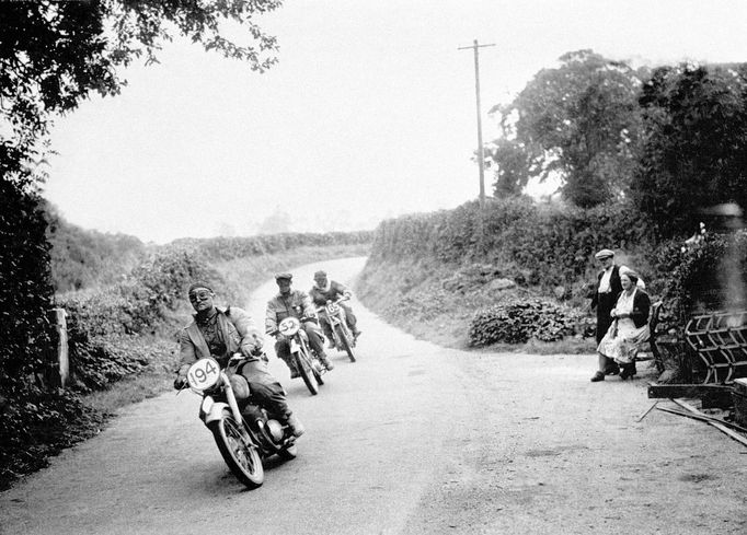 Záběry z Mezinárodního šestidenního motocyklového závodu v Anglii, jehož se také zúčastnili také čs. závodníci na strojích československé výroby zančky JAWA v roce 1949.