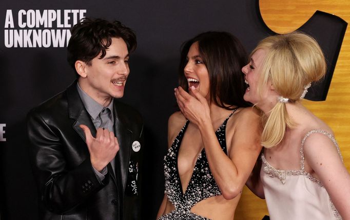 Timothée Chalamet, Monica Barbaro a Elle Fanning na losangeleské premiéře filmu Bob Dylan: Úplně neznámý.