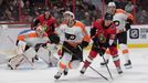 NHL 2019/20, Ottawa - Philadelphia: Filip Chlapík zasáhl holí Shayna Gostibeherea.