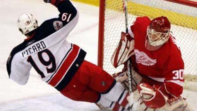Alexandre Picard z Columbusu najíždí do brankáře Detroitu Red Wings Chrise Osgooda