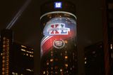 Budova společnost General Motors v Detroitu se oděla do znamení Super Bowlu. Vinilový znak tvoří 677 oken, táhne se přes 21 poschodí.